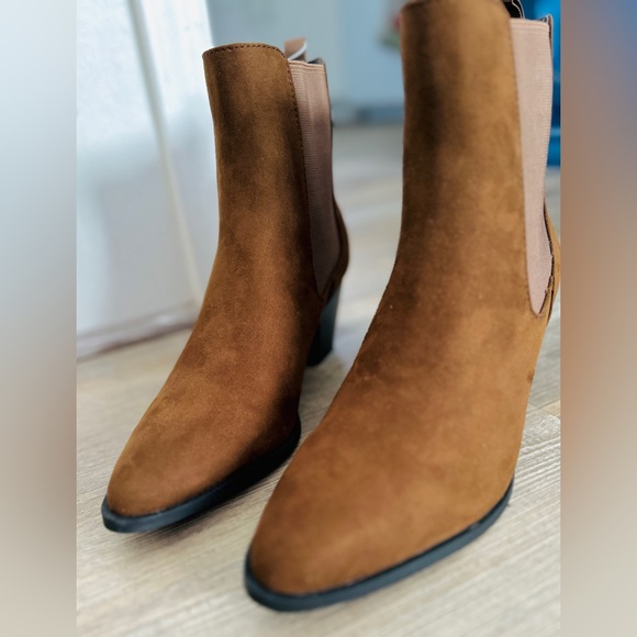 NWT HEELED BROWN CHELSEA BOOTS - Picture 4 of 4